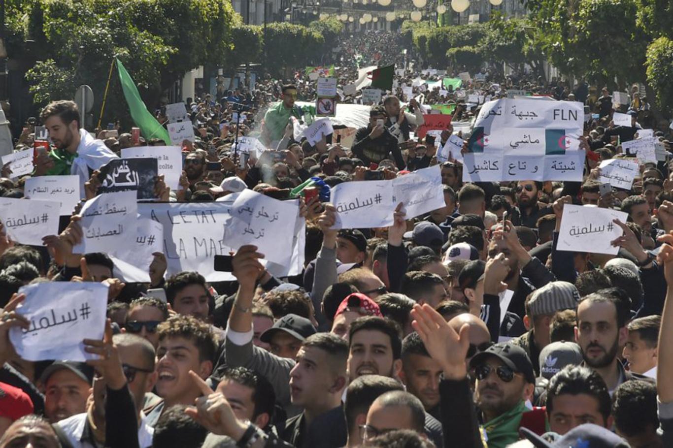Cezayir'de on binlerce kişi Buteflika'yı protesto etti